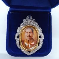 ราคา ล็อกเก็ต จี้ และเข็มกลัดที่ระลึกพระบรมฉายาลักษณ์เสด็จพ่อ ร 5 ล้อมเพชร cz ชุบ 2 กษัตริย์ ราคาพิเศษ มี 2 แบบให้เลือก (23187680828)