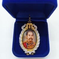 ราคา ล็อกเก็ต จี้ และเข็มกลัดที่ระลึกพระบรมฉายาลักษณ์เสด็จพ่อ ร 5 ล้อมเพชร cz ชุบ 2 กษัตริย์ ราคาพิเศษ มี 2 แบบให้เลือก (23188007160)