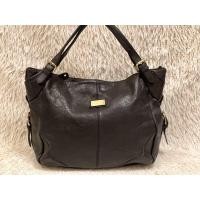 ราคา กระเป๋าหนัง มือสอง แบรนด์ SISLEY สภาพยังใหม่ มีช่องใส่ของช่องใหญ่ 1 ช่อง ภายในสะอาด กระเป๋าทำด้วยวัสดุหนังวัว มีขนาดฐานกว้าง 6 นิ้วยาว 12 นิ้ว 11 นิ้วครึ่ง (23062764783)