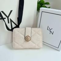 ราคา กระเป๋าสตางค์ ใบสั้น lyn รุ่น suva ลายตางราง บัคกลม หนังนิ่ม พร้อมกล่องและถุงผ้า (24344098785)