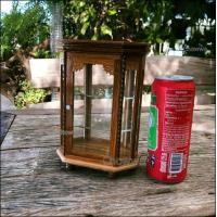 ราคา ตู้ไม้สักจิ๋วลายไทย ทรง 8 เหลี่ยม กระจก ตู้โชว์พระ ไอ้ไข่ สะสม ชั้นวางโมเดล ตุ๊กตา ของจิ๋ว อาหาร ขนมไทย ผลไม้จิ๋ว ตกแต่งบ้าน ร้านอาหาร ของขวัญ ของฝาก (3033558729)