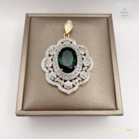 ราคา เฉพาะจี้ จี้พลอยเขียวมรกตสังเคราะห์ล้อมเพชร ดีไซน์งานอลังสำหรับออกงาน ขนาดใหญ่กว่าเหรียญสิบ สูงประมาณ 6 cm (22758192183)