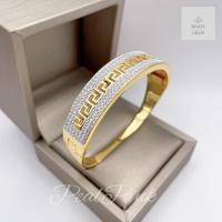 ราคา กำไลข้อมือลายเก๋งจีนสีทองประดับเพชรแถวขอบบนและล่าง ขนาดรอบวง 18 cm หน้ากำไลกว้าง 1 2cm (23042813442)