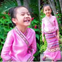 ราคา ชุดเด็กหญิงพื้นเมือง ชุดไทเขิน ซิ่นลายบัว มีไซส์เด็ก 2 10 ขวบ มี3สี ขาว แดง ชมพู มี 5 ไซส์ S M L XL XXL ชุดไทเขิน เสื้อไหมจีนผูกเชือก ผ้าซิ่นเอวยางยืด ราคาชุด 450 บาท (9528808603)