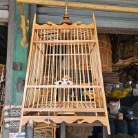 ราคา กรงนกหัวจุก กรงไม้สัก17 ซี่ พลิกลาย พร้อมหัว เกียวกล้วย คอนกลาง คอนข้าง ขนาดสูง50cmxกว้าง46cm (23920214951)