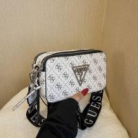 ราคา GUESS กระเป๋าทรงสี่เหลี่ยมขนาดเล็กสำหรับโซ่กระเป๋า19X11X7ซม กระเป๋าแฟชั่นแบบประกบสะพายไหล่ข้างเดียวพิมพ์ลายสีทึบกระเป๋ากล้องแบบเรียบง่ายกระเป๋าสุภาพสตรี (22600858456)