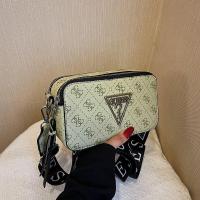 ราคา GUESS กระเป๋าทรงสี่เหลี่ยมขนาดเล็กสำหรับโซ่กระเป๋า19X11X7ซม กระเป๋าแฟชั่นแบบประกบสะพายไหล่ข้างเดียวพิมพ์ลายสีทึบกระเป๋ากล้องแบบเรียบง่ายกระเป๋าสุภาพสตรี (22600858458)