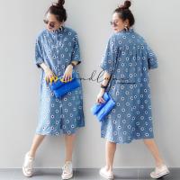 ราคา 3276 MondLune ชุดเดรสคอจีน กระดุมผ่าหน้า แขนสั้นพับเบิ้ล มีกระเป๋าข้าง ผ่าข้าง ด้านหลังจับจีบย่น ผ้าไหมจีน พิมพ์ลายดอกเดซี่ ผ้าดี ใส่สบาย (17439271676)