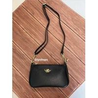 ราคา มาแล้วจ้าแม่ กระเป๋าสะพายข้าง รุ่นในตำนาน ทรงพอชสุดฮิต ขนาดกะทัดรัด 9 นิ้วดีไซน์เรียบหรู ใส่กระเป๋าสตางค์ใบยาวได้สบายมาพร้อมสายสะพาย 2 แบบ สั้น ยาว ใช้งานได้หลายสไตล์ จะถือ คล้องแขน หรือสะพายข้างก็ดู