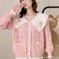 ราคา เสื้อคลุมผ้าไหมพรมสเวตเตอร์คอบัว คอปกใหญ่แต่งดอกไม้ที่คอปกกระเป๋าคู่หน้า 2 ข้าง น่ารัก (24883687070)