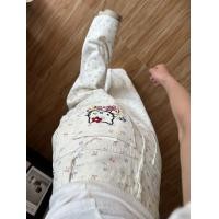 ราคา กางเกงยีนส์ทรงตรงเอวสูง ทรงหลวม สำหรับผู้หญิง ฤดูใบไม้ร่วง 2025 กางเกงขายาวทรงหลวม ดีไซน์ลายดอกไม้ ปักลายแมวคิตตี้ ไซส์ใหญ่ (24833557498)