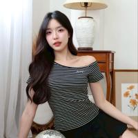 ราคา JARINYA S L เสื้อปาดไหล่เฉียงเปิดไหล่ ผ้า Cotton ยืดนุ่มใส่สบาย ผ้าไม่บาง ระบายอากาศได้ดี ทรงสวยเข้ารูป (24812332599)