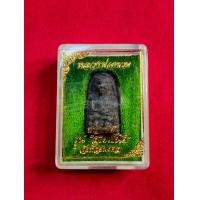 ราคา หลวงปู่ทวด พิมพ์พระรอด หลังฝังโลหิตธาตุ ปาฏิหาริย์ รุ่นลายเซ็นต์ วัดห้วยมงคล เนื้อว่าน สร้างปี 2549 (11849041593)
