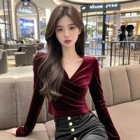 ราคา เสื้อเชิ้ตผ้ากำมะหยี่คอวีแขนยาวสไตล์ฝรั่งเศสสำหรับผู้หญิง เสื้อชั้นในทรงเข้ารูปกระชับสัดส่วน ทรงสั้น สไตล์เกาหลี ฤดูใบไม้ร่วง (23370985752)