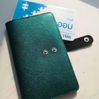 ราคา กระเป๋าหนัง กระเป๋าหนังสมุดบัญชี สีเขียวมรกต Bookbank Holder จัดเก้บสมุดธนาคาร ทะเบียนบ้าน ใส่สูงสุดถึง 14 เล่ม (7376372069)