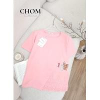 ราคา พร้อมส่ง เสื้อยืดป้ายChom เสื้อยืดผู้หญิง อกหน้าผ้า42 ยาว25 ผ้ายืด ผ้าเด้ง คอกลม แขนสั้น แต่งลายเสื้อด้วยงานปักลายน่ารักๆ แต่งชายเสื้อด้วยผ้าฉลุ ดีเทลเกร๋ การออกแบบทันสมัย สวย ดูดี เนื้อผ้าดี ผ้านุ่ม 