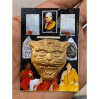 ราคา หน้าเสือ ด้านหลังฝังเพชรหน้าทั่ง รุ่นพยัคฆ์สันติโก พระครูวิฑิตศาสนกิจ หลวงพ่อรวย แห่งวัดทุ่งสันติธรรม จัดสร้าง 300 หน้า พุทธคุณ หน้าเสือ พยัคฆ์สันติโก เด่นทางด้าน แคล้วคลาด คงกระพัน และเสริมบารมี อำนา