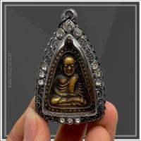 ราคา หลวงพ่อเงินวัดบางคลาน พิมพ์จอบใหญ่ รุ่นแรก เลี่ยมกรอบเงินเก่า ประดับเพชร หากผู้ใดมีไว้บูชาสายหลวงพ่อเด่นเรื่องมหาอุตม์ โชคลาภ (16203445642)