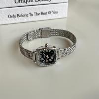 ราคา นาฬิกาข้อมือสตรีสไตล์ย้อนยุคขนาดเล็ก หน้าปัดสีทอง สายสแตนเลส กลไกควอตซ์ หน้าปัดสี่เหลี่ยม หน้าปัดขนาดเล็ก นาฬิกาข้อมือสุดหรู (24889788963)
