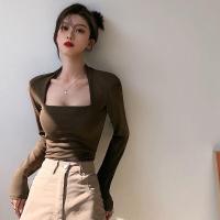 ราคา เสื้อยืดคอกว้างแขนยาวสไตล์ฝรั่งเศสสำหรับผู้หญิงในฤดูใบไม้ผลิ ดีไซน์เรียบง่ายแต่หรูหรา เสื้อเชิ้ตพื้นฐานที่เปิดไหล่ (22672114956)
