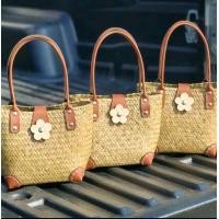 ราคา กระเป๋ากระจูดขนาด 6 6 4 นิ้ว สายหนังเย็บพร้อมมุม ฝาปิดแม่เหล็กดอกไม้ (24613307950)