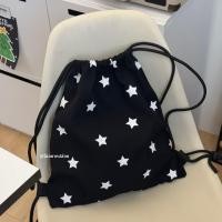 ราคา กระเป๋าเป้สะพายหลังผ้าใบลายดาวสีดำความจุขนาดใหญ่สำหรับนักเรียน กระเป๋าสะพายไหล่แบบลำลอง ปิดด้วยเชือกผูกหัว (23558370791)