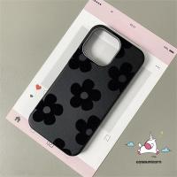 ราคา เคสไอโฟน11 การ์ตูนแฟชั่นดอกไม้สีดำเลนส์โลหะ สำหรับ IPhone 15 11 13 16 14 12 Pro Max 7Plus 8 7 8Plus 14 16 15 Plus SE 2 3 (24788142514)