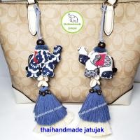 ราคา พวงกุญแจช้าง handmade ผ้าฝ้ายขาวคราม กระดิ่ง พู่ 2 ชั้น สายลีซอ งานทำมือ 100 งานสวย ของฝาก ของที่ระลึก พร้อมส่งค่ะ (22980014220)