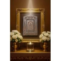 ราคา พระสมเด็จทรัพย์แสนล้าน ด้านบนเป็นพระราหู ด้านข้างฉัตรคู่ด้านกลางเป็น พระสมเด็จพิมพ์ใหญ่ กรอบกระจก ถอดออกได้ ด้านล่างเขียน ทรัพย์แสนล้าน เนื้อสีดำใบลาน เนื้อหาเก่าสวย อ3 (24999151020)