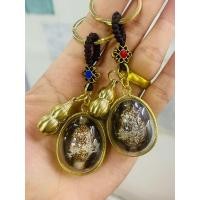 ราคา พวงกุญแจเบี้ยแก้จนอัดกรอบ สลัก รวย พร้อมน้ำเต้า วัดพระธาตุหมื่นหิน หลวงปู่ศิลา สิริจันโทมีคาถาทุกอัน (22852490888)