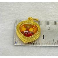 ราคา สาริกาลิ้นทอง แช่น้ำมันจันทร์มหาเสน่ห์ เลี่ยมกรอบทองคำ18K ไม่ลอกไม่ดำ (23413085003)