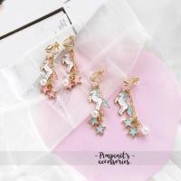 ราคา พร้อมส่ง ต่างหูระย้าลายม้ายูนิคอร์นสีพาสเทลชมพู ฟ้า Pink Blue Pastel Unicorn Enamel Drop Earring (771452638)