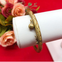 ราคา กำไลทองเหลืองคลิปล็อคตัดลายห้อยกระพรวน เส้นผ่านศูนย์กลาง 5 5 ซม งานดิบไม่ชุบ ทองเหลืองแท้ พร้อมส่ง (22422736487)