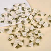 ราคา 50ชิ้นริบบิ้นซาตินดอกตูมอุปกรณ์ตกเเต่งดอกกุหลาบไซส์เล็กมีใบสีเขียวสำหรับสมุดติดรูปผ้าแบบทำมืออุปกรณ์งานประดิษฐ์ตกแต่งจักรเย็บผ้า (24421852358)