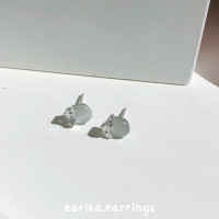 ราคา earika earrings moonstone ball ต่างหูทรงกลมมูนสโตนเงินแท้ มีให้เลือก 2 สี เหมาะสำหรับคนแพ้ง่าย (16517850494)