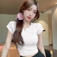 ราคา เสื้อยืดแขนสั้นดีไซน์คอปีกผูกโบว์ ปักลายดอกไม้สุดหวาน (24566001166)