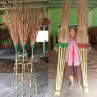 ราคา ไม้กวาดทางมะพร้าว ด้าม 120 ซม รุ่นหนา (19188978590)