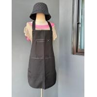 ราคา ผ้ากันเปื้อน รุ่น 3 กระเป๋า 2 ซิป สีดำกุ๊นขอบคละสีสีดำ สีกรมท่า สีเทา สีน้ำเงิน สีชมพู สีแดง กุ้นด้วยผ้า พิมพ์ ลาย เพิ่มสีสัน สายด้านหลังเป็นสายไขว้ตัว X ไม่หลุดง่าย กุ๊นขอบอบรอบตัวผ้า เนื้อผ้าคละกันค