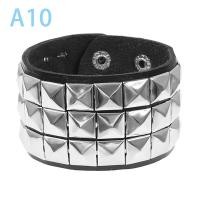 ราคา QIXIANG สร้อยข้อมือแฟชั่นสไตล์พังก์ยุค90แบบบุคลิกภาพทำจากหนัง PU กำไลข้อมือสี่เหลี่ยมมีหนามสามแถวเครื่องประดับสำหรับงานเลี้ยง2024ของขวัญ (23103521565)