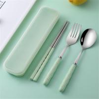 ราคา RuiMing ซื้อ 3 แถม 1 กล่อง ชุดอาหารพกพา 4 ชิ้น ประกอบด้วย ช้อน ส้อม ตะเกียบ และช้อนส้อม ชุดอาหารนักเรียนสแตนเลสพร้อมด้ามไม้ไผ่ออกแบบกระชับ (24334606604)