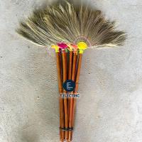 ราคา ไม้กวาดดอกหญ้าราคาถูก คละสี ด้ามไม้ ยาว 70cm ไม้กวาดไม้ไผ่ broom ไม้กวาดทำความสะอาดพื้น กวาดบ้าน (23933575070)