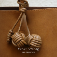ราคา Taupe brand Velvet Box Bag กระเป๋า Niche Minimalist กระเป๋าหนังกลับมีไซน์ มาพร้อมกับถุงผ้าแคนวาสด้านใน แบบมีเชือกรูด ขายทั้ง Set กระเป๋าพร้อม Charm สั่งผลิตของแบรนด์เท่านั้น (25638471337)