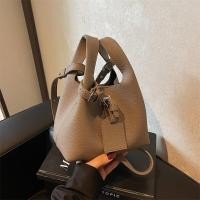 ราคา กระเป๋าถือทรงถังทรงกลมสำหรับผู้หญิง กระเป๋าสะพายไหล่แบบถือได้ ขนาดกลาง วัสดุ PU กระเป๋าถือแบบถือได้สำหรับเดินทางไปทำงาน (24031590131)