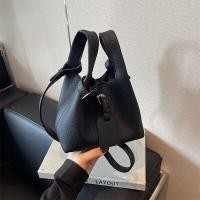 ราคา กระเป๋าถือทรงถังทรงกลมสำหรับผู้หญิง กระเป๋าสะพายไหล่แบบถือได้ ขนาดกลาง วัสดุ PU กระเป๋าถือแบบถือได้สำหรับเดินทางไปทำงาน (24031590130)