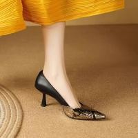 ราคา รองเท้าส้นสูงหนังแท้สีดำทรงหัวแหลมสุดหรูสำหรับผู้หญิง รองเท้าหนังงูสีบล็อก ทรงหัวแหลม ส้นสูงแบบสวมสบาย (23104242707)