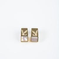 ราคา PLAYBOY ต่างหูดีไซน์ทรงเหลี่ยมลายกระต่ายฝังเพชร แต่งด้วยเปลือกหอยมุก รหัส ST 253E357CG สีทอง (24816243757)
