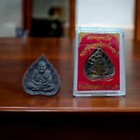 ราคา ยกลัง 100 ชิ้น พระผงหลวงปู่ทวด พิมพ์ใบโพธิ์ สินค้ามี 2 สี สีดำ สีขาว พร้อมตลับใส่ เนื้อผง แจกของขวัญ สำหรับ งานทำบุญ เกษียณ งานขึ้นบ้านใหม่ (24515164157)