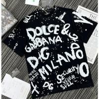 ราคา 2025 เสื้อยืดผู้ชายและผู้หญิงใหม่ Dolce Gabbana MILANO ตัวอักษรเท่ เสื้อยืดผู้ชายและผู้หญิง DG 100 ผ้าฝ้าย เข้ากันได้ดี AT009 (25530973159)