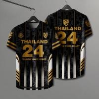 ราคา 2568มาใหม่ทีมชาติไทยกีฬาเสื้อฟุตบอลชายเสื้อยืดหลวมระบายอากาศผู้หญิงเสื้อแฟชั่นผ้านุ่มสบายหลายขนาด (24961652498)