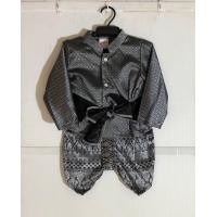 ราคา ชุดไทยเด็ก ชุดไทยเด็กผู้ชาย ชุดไทยเด็กใส่ไปโรงเรียน ชุดพี่หมื่นแขนยาว ออเจ้า ละครดังบุพเพสันนิวาส พร้อมส่ง ชุดไทย B349 T25 (23020587275)